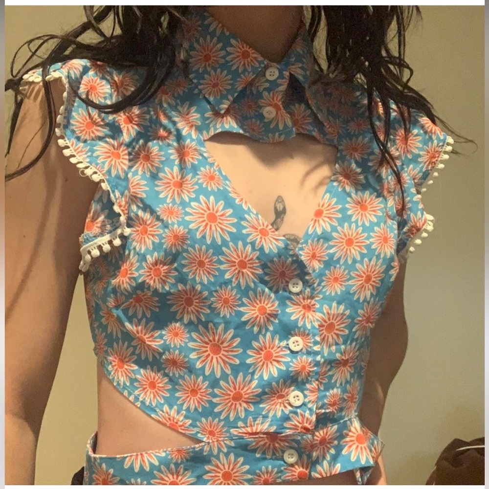 SEEK THE LABEL Floral Blue crop Top